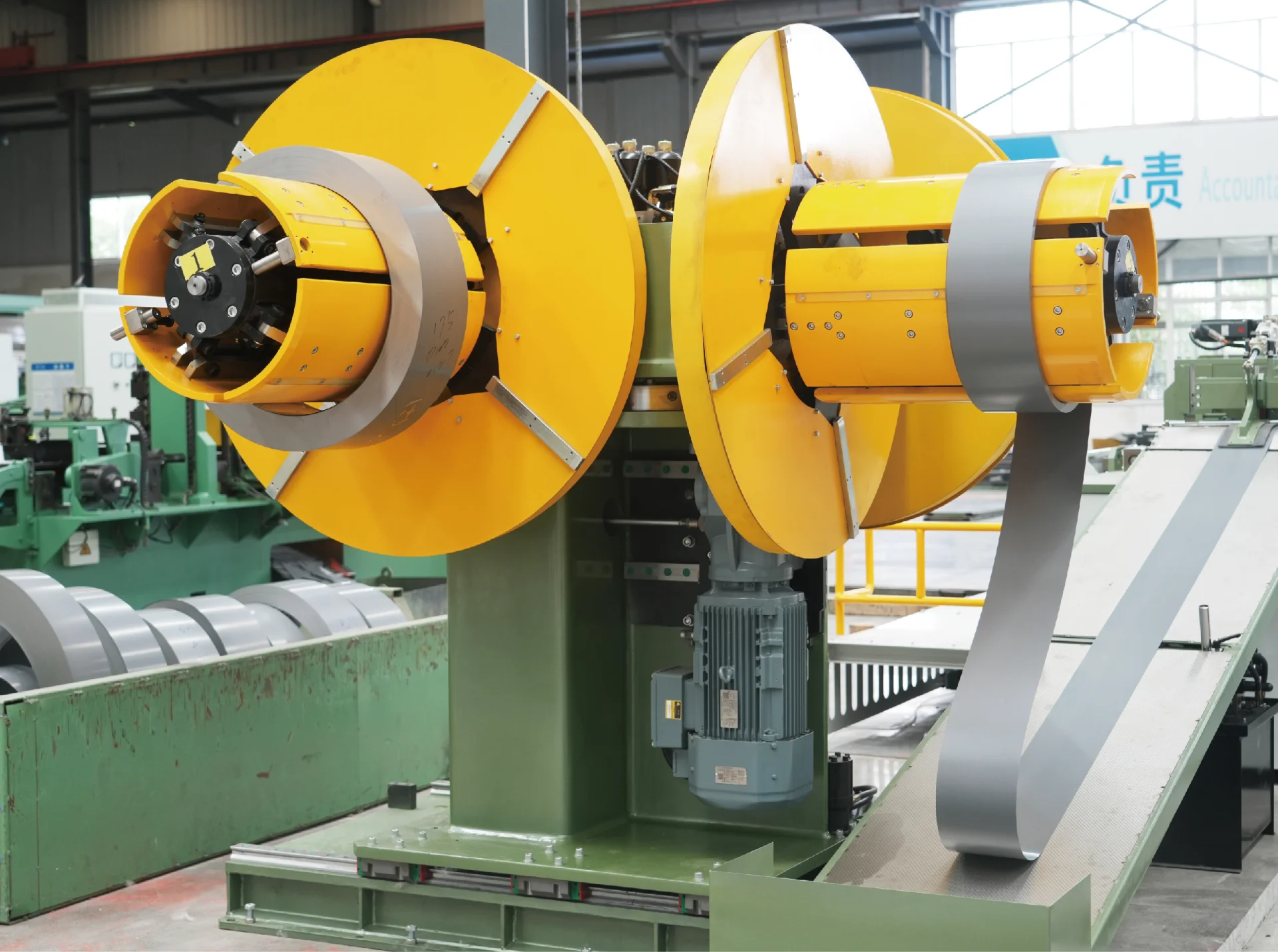 Multi-head decoiler - hydraulic mandrel clamping