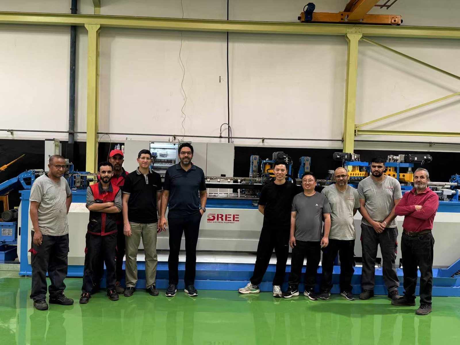 Fas'ta kurulumdan sonra SRHJ300 boy kesme hattının önünde SREE mühendisleri ve müşteri ekibi, 2026
